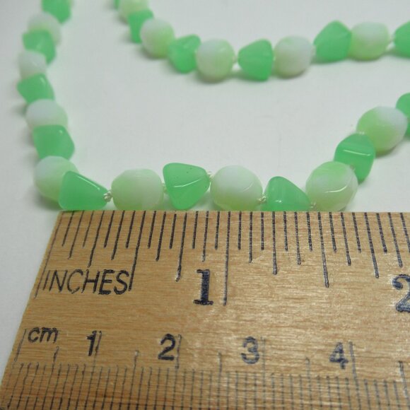 Uranium glass bead necklace - Picture 9 of 11